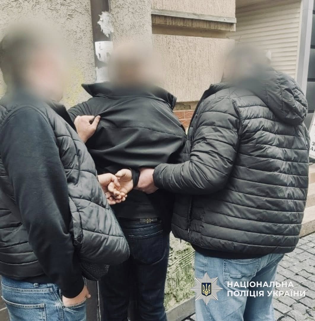 prshgshch - 12 тисяч євро за переправлення через кордон: поліцейські затримали організатора схеми - rai.ua