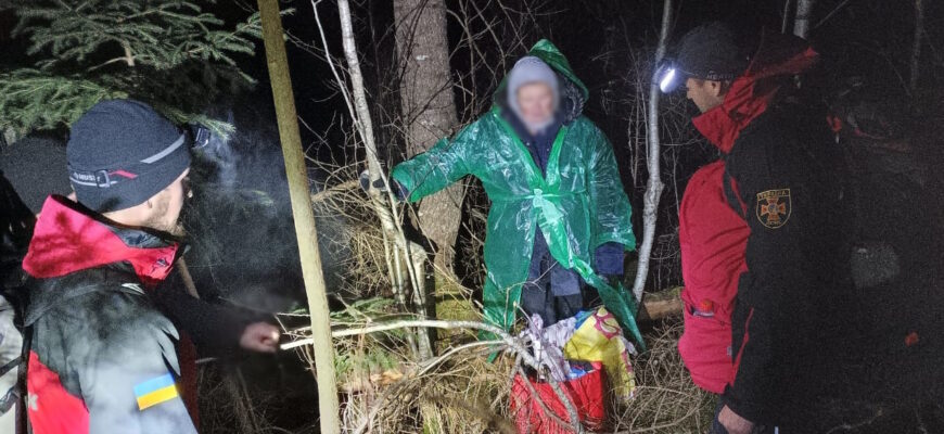 Рятувальники розшукали жінку, яка заблукала у лісовому масиві поблизу смт Ворохта