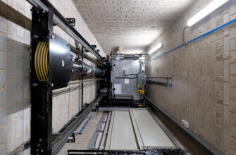 Рятувальники визволили жінку з ліфта багатоповерхівки