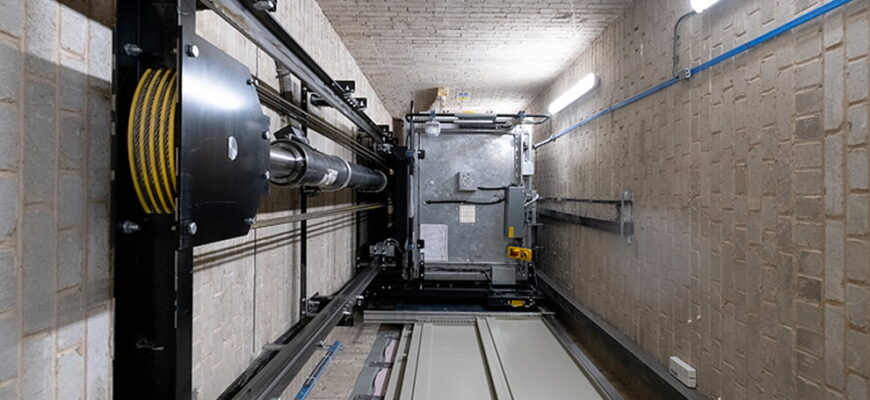 Рятувальники визволили жінку з ліфта багатоповерхівки