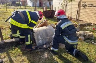 Рятувальники підняли на поверхню тіло чоловіка, якого засипало землею