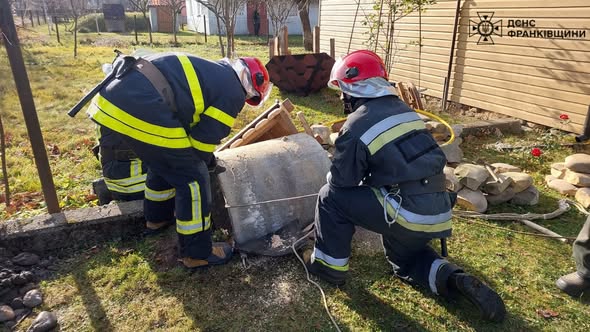 Рятувальники підняли на поверхню тіло чоловіка, якого засипало землею