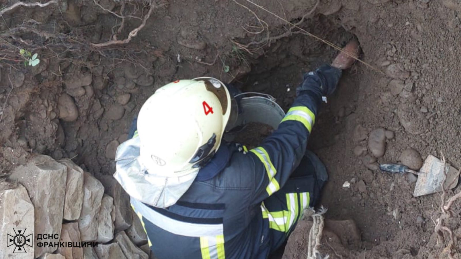 zeym - Рятувальники підняли на поверхню тіло чоловіка, якого засипало землею - rai.ua