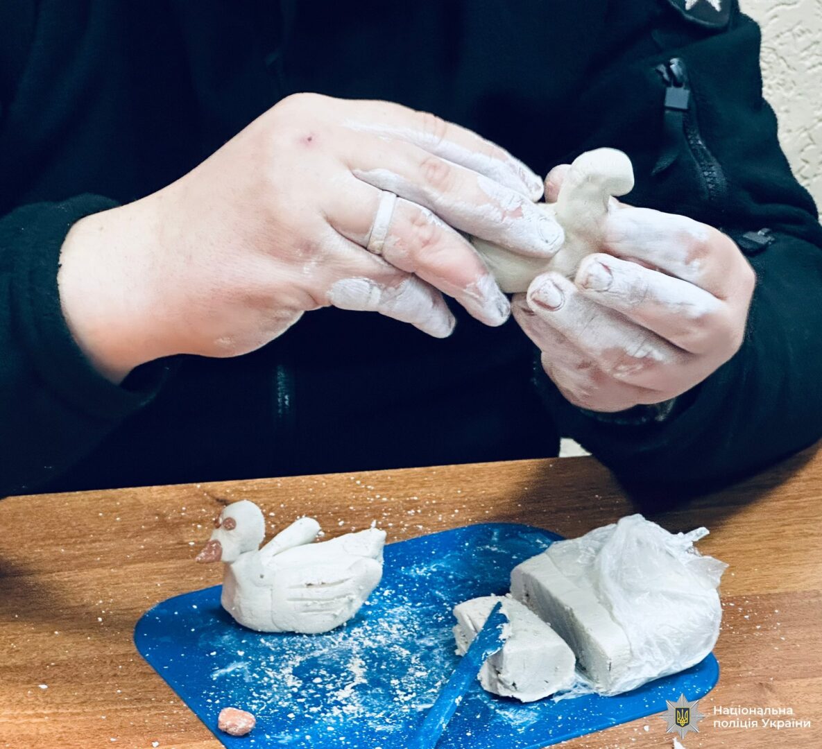 ak6shch - Терапія глиною: поліцейські Івано-Франківщини підтримують ментальне здоров’я - rai.ua