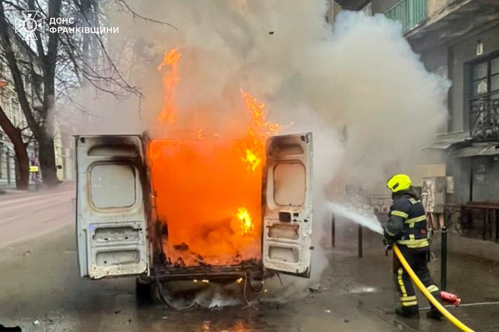 alrgzh - Вогнеборці ліквідували пожежу мікроавтобуса в Івано-Франківську - rai.ua