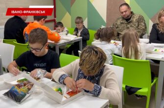 Івано-Франківські школярі завітали до захисників на реабілітації. Відео