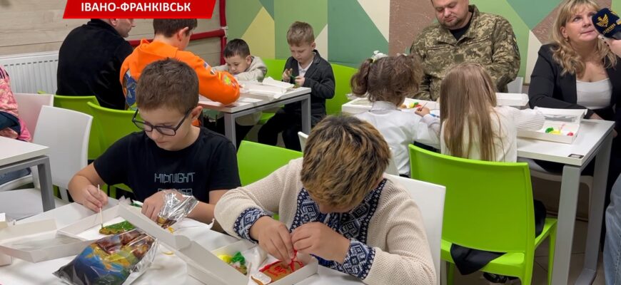 Івано-Франківські школярі завітали до захисників на реабілітації. Відео