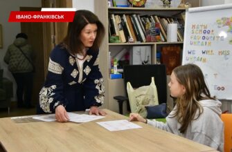 Волонтерка Розалін Мартін навчає дітей захисників англійської. Відео