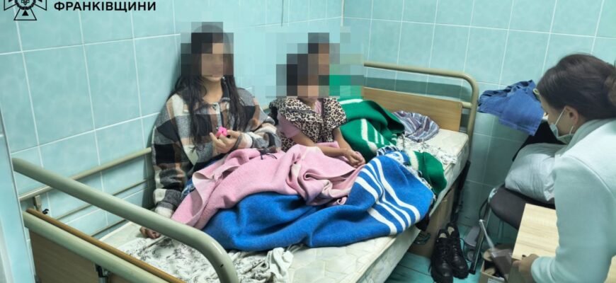 На Прикарпатті четверо дітей провалилися під кригу