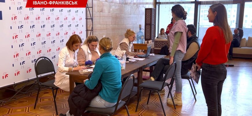 Франківський драмтеатр провів свій перший день донора. Відео