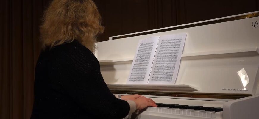 Івано-Франківська обласна філармонія отримала фортепіано в подарунок. Відео