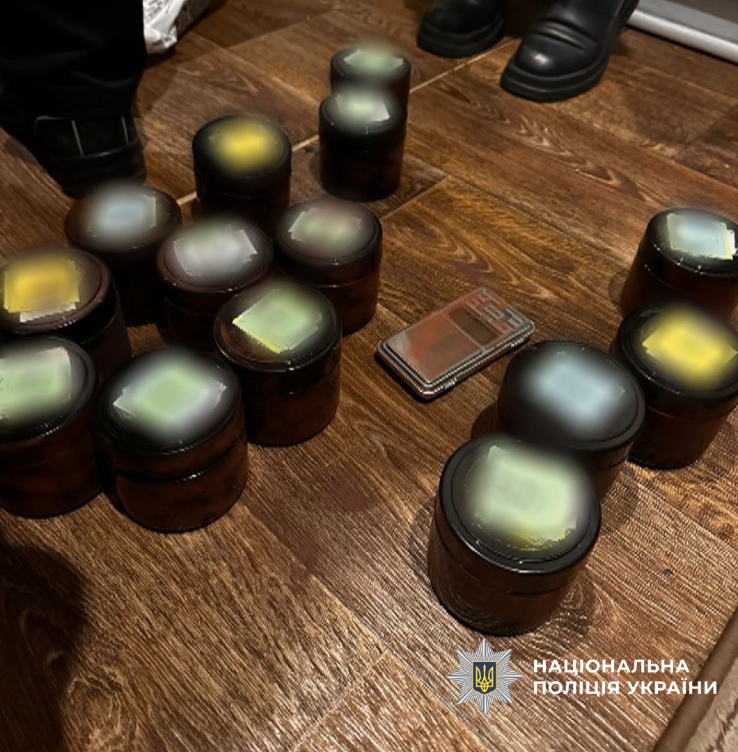 groshchp - «Псилоцибін» у посилці: поліцейські затримали 24-річного збувача наркотиків - rai.ua