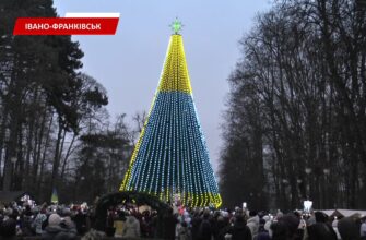 В Івано-Франківську засвітили головну ялинку міста. Відео