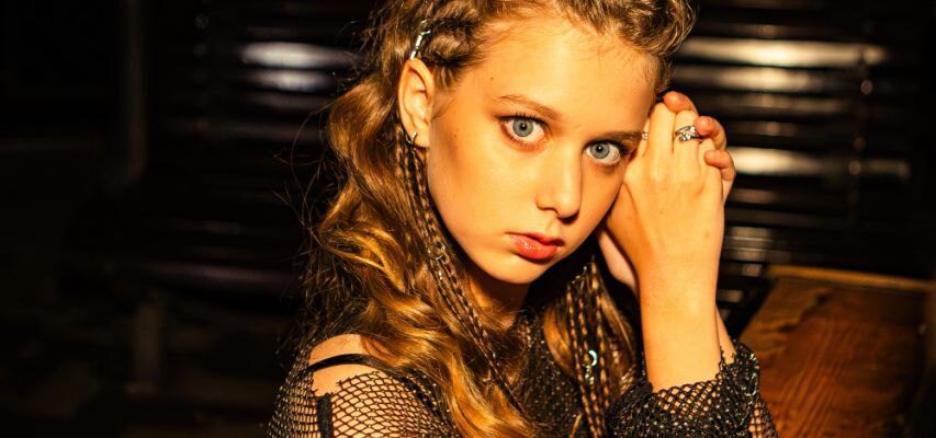 Юна українська співачка KristiAna презентує свою нову власну авторську пісню «Help me»