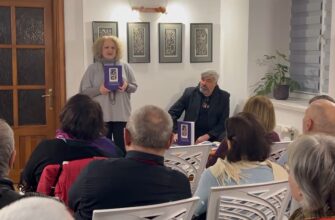 В Івано-Франківську презентували книгу «Авторські листівки Заливахи». Відео