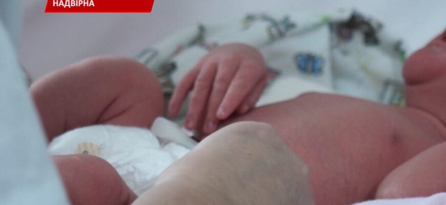 У Надвірній біля дверей медичного закладу знайшли новонароджену дівчинку. Відео