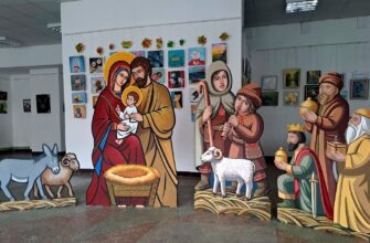 У виставковій залі Калуша триває створення різдвяної мистецької композиції