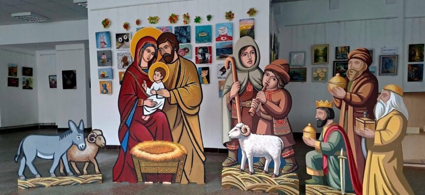 У виставковій залі Калуша триває створення різдвяної мистецької композиції