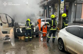 Вогнеборці ліквідували пожежу мікроавтобуса в Івано-Франківську