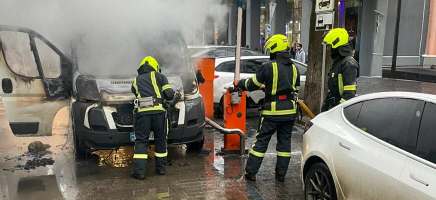 Вогнеборці ліквідували пожежу мікроавтобуса в Івано-Франківську