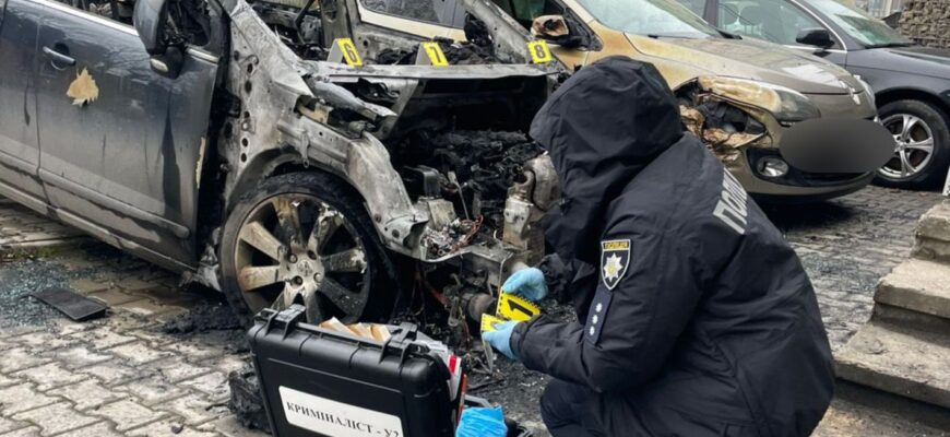 Поліцейські Прикарпаття встановлюють обставини загорання транспортного засобу