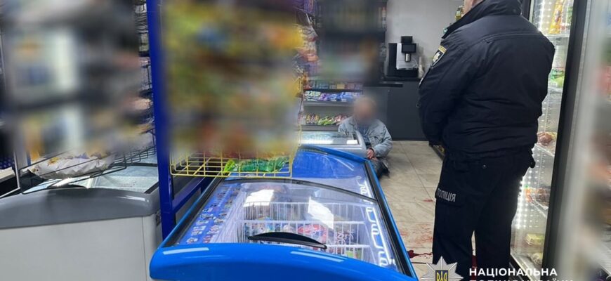 Прикарпатські поліцейські затримали підозрюваного, який ножем поранив франківця