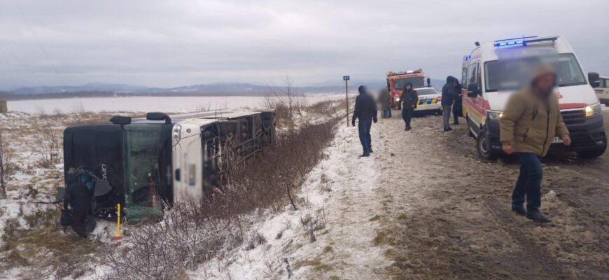 Смертельна аварія: на Рожнятівщині перекинувся автобус