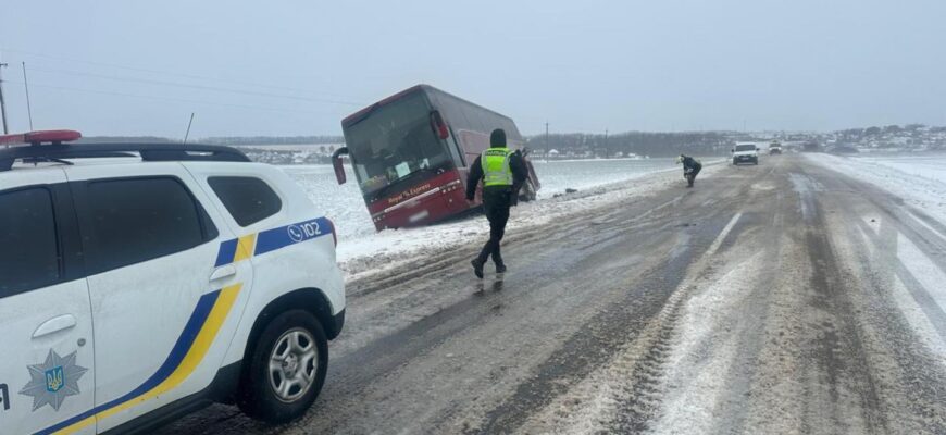 В селі Підгайчики автобус з’їхав на узбіччя