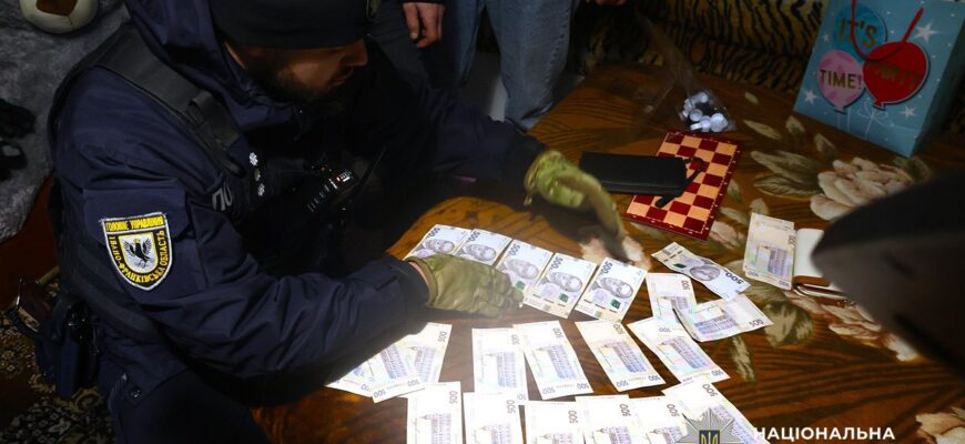 Поліцейські розкрили вуличне пограбування: фігуранту оголосили підозру