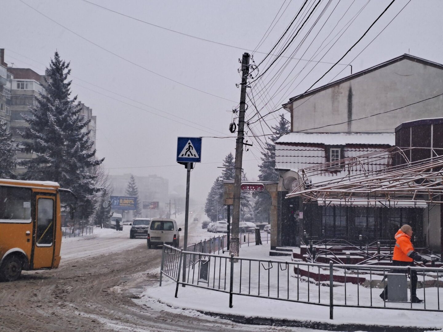 anlard - У Калуші тривають роботи з очищення доріг та тротуарів від снігу - rai.ua