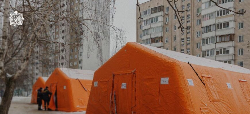 Як повідомив Ігор Клименко, у столиці працюють понад 1200 Пунктів незламності, з них 90 – ДСНС і 30 – Нацполіції. Вони забезпечені автономним живленням, опаленням та зв'язком. Там можна приготувати гарячі напої та отримати допомогу. Міністр зазначив, що до роботи залучили близько 200 співробітників ДСНС. Також посилено охорону цивільного порядку. Зокрема, вулиці столиці патрулюють близько 1000 поліцейських. «Наше завдання – надати людям максимальну допомогу навіть у найскладніших умовах. Ситуацію тримаємо під постійним контролем, реагуємо на всі звернення», – підкреслив Ігор Клименко.