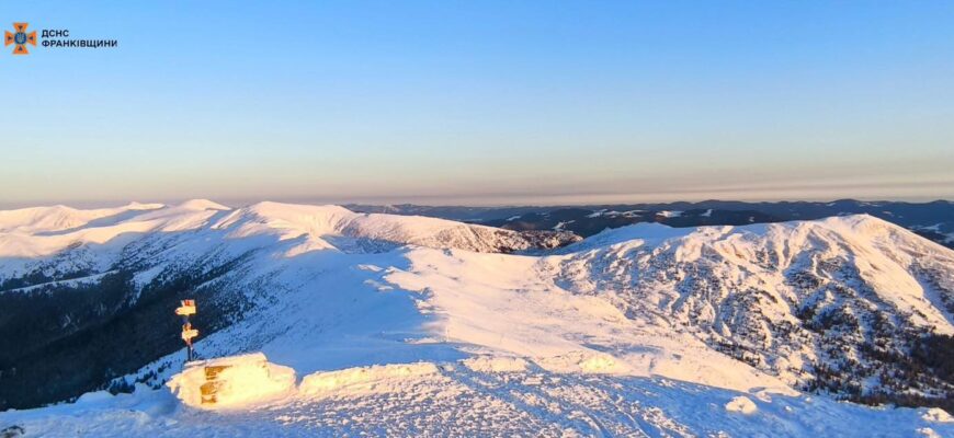 Станом на 08:30 на горі Піп Іван панує ясна погода