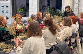 В Івано-Франківську жінки вчилися власноруч виготовляти дідухи. Відео