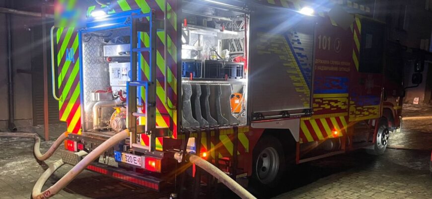 Рятувальники врятували одну людину під час пожежі в Івано-Франківську