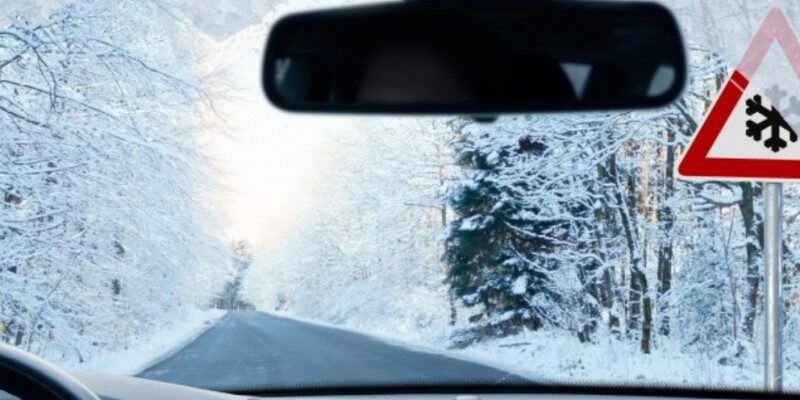 Поліція нагадує правила безпеки на дорозі під час складних погодних умов