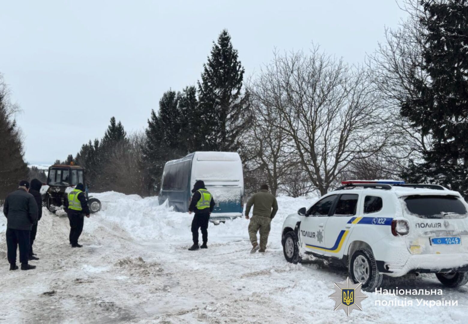 lzhieo - Негода вирує: поліція Прикарпаття надає допомогу водіям - rai.ua