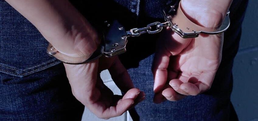 За даними слідства, посадовець обманом привласнив 2.7 млн грн свого родича - батька загиблої військовослужбовиці Національної Гвардії України. Це були кошти, які чоловік отримав як державну допомогу після загибелі доньки у 2022-му році на «Азовсталі». Зловживаючи довірою, правоохоронець переконав родича інвестувати кошти в придбання трикімнатної квартири площею 110 м кв в одній із новобудов Івано-Франківська. Право власності на житло підозрюваний таємно оформив на свою маму. Надалі, запевняючи потерпілого, що намагається вигідно перепродати нерухомість, зробив в квартирі ремонт та оселився там зі своєю сім’єю. Примітка: відповідно до ст. 62 Конституції України особа вважається невинуватою у вчиненні злочину і не може бути піддана кримінальному покаранню, доки її вину не буде доведено в законному порядку і встановлено обвинувальним вироком суду.