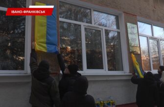Фасад ліцею №17 в Івано-Франківську поповнився новими іменами Героїв. Відео