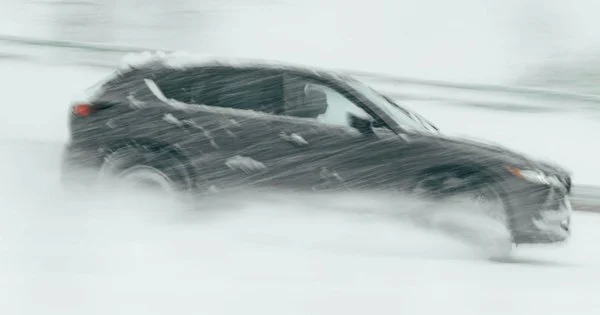 Як убезпечити себе та автомобіль під час негоди