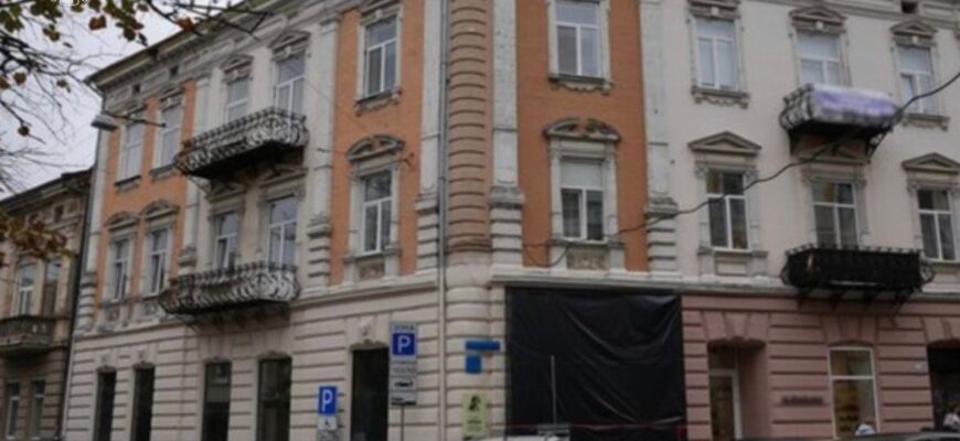 Прокуратура вимагає відновити фасад пам’ятки архітектури в центрі Івано-Франківська
