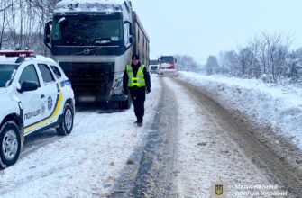 Поліція попереджає про ускладнення ситуації на дорогах через погоду