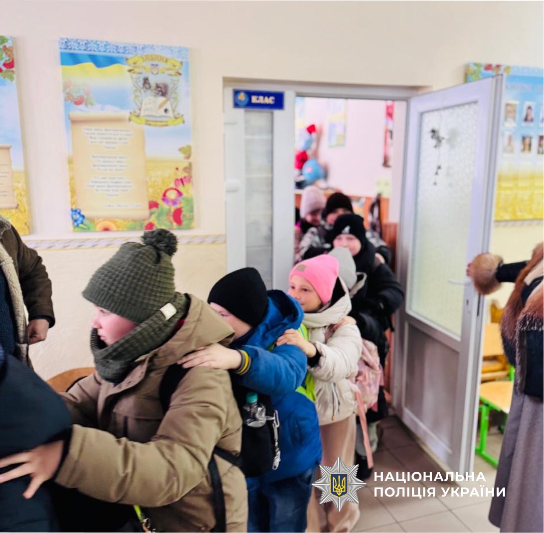 rdgdd - У Драгомирчанській гімназії поліцейські відпрацювали з учнями алгоритм дій при НС - rai.ua