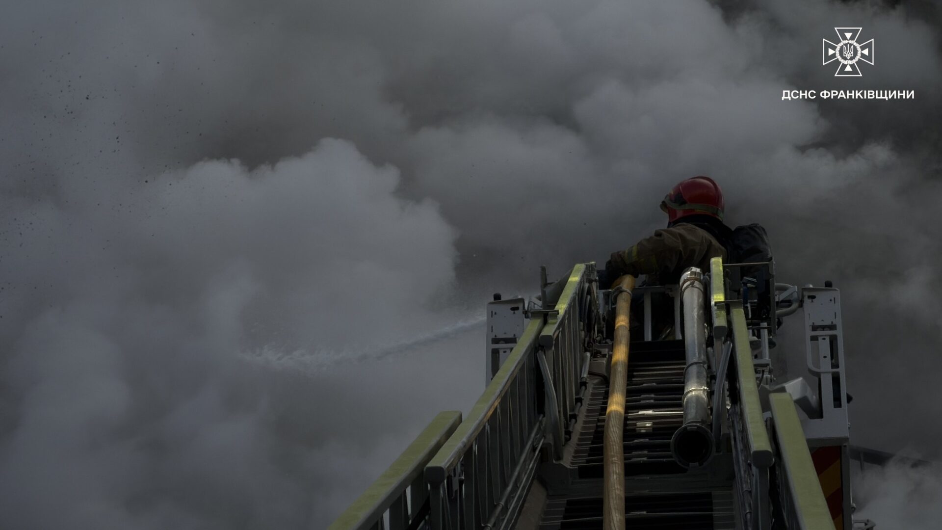 slsv - Угорники: під час пожежі в 11-поверховому будинку врятовано 5 осіб - rai.ua