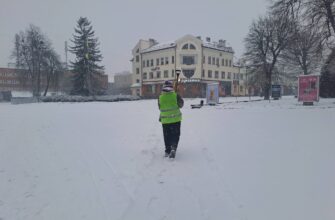 У Калуші тривають роботи з очищення доріг та тротуарів від снігу