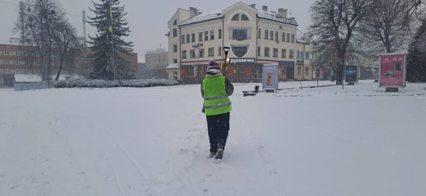 У Калуші тривають роботи з очищення доріг та тротуарів від снігу