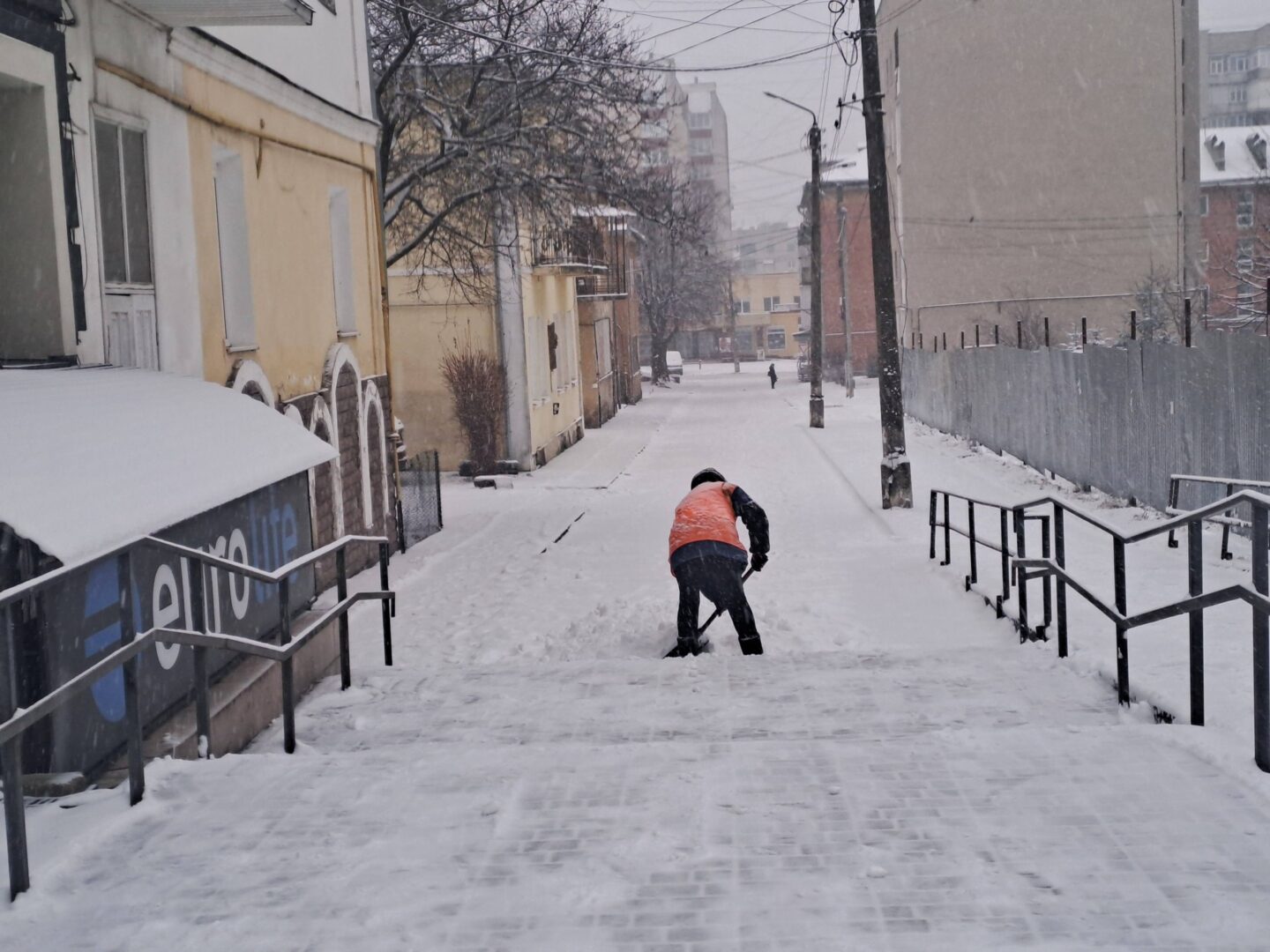vchshe - У Калуші тривають роботи з очищення доріг та тротуарів від снігу - rai.ua