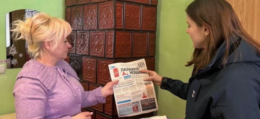 Офіцери-рятувальники нагадують мешканцям правила безпеки під час вимкнень світла