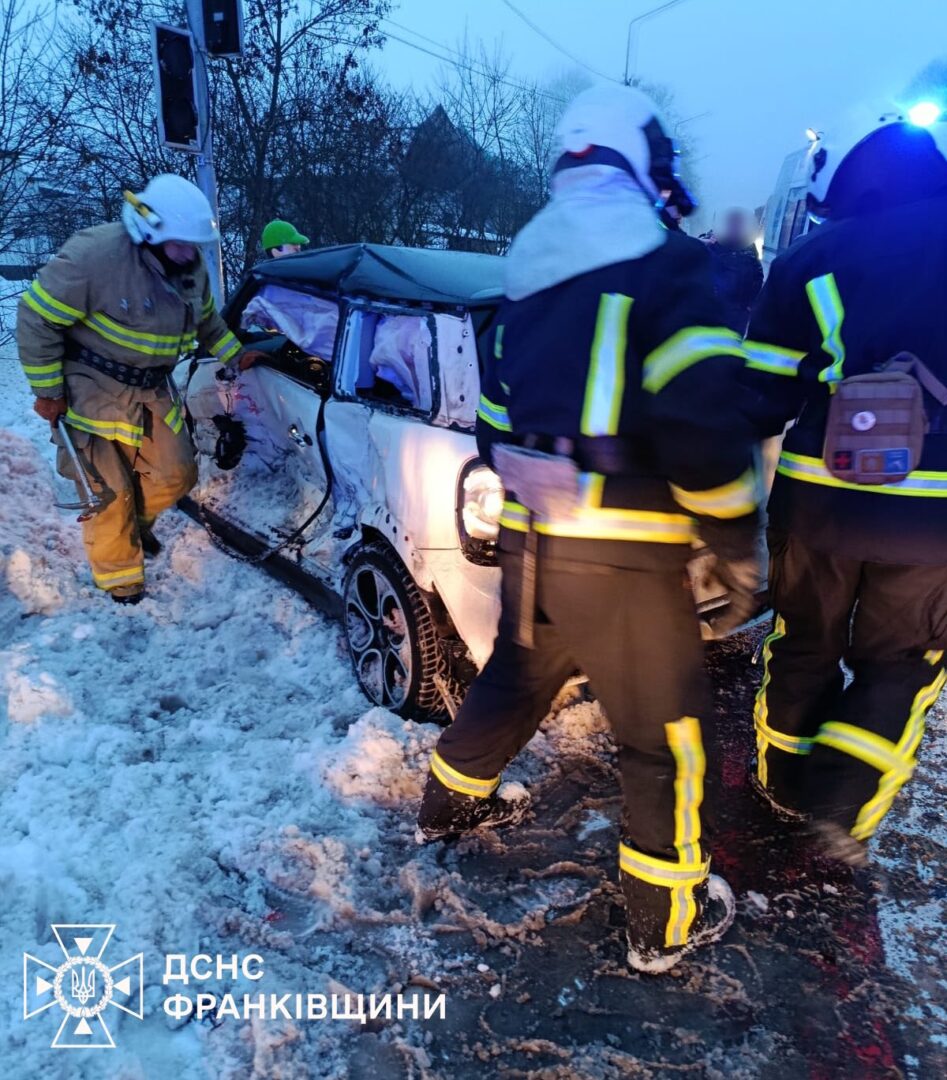 vegovs - Рятувальники Прикарпаття деблокували постраждалого внаслідок ДТП - rai.ua