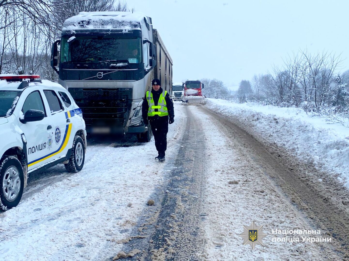 y o.yr 1 - Поліцейські сприяють виїзду транспортних засобів зі снігових заметів - rai.ua