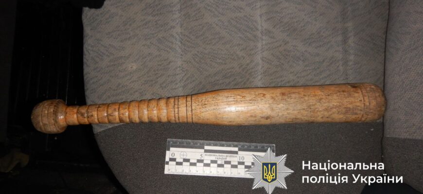 Поліцейські Прикарпаття затримали чоловіка, який напав на перехожого